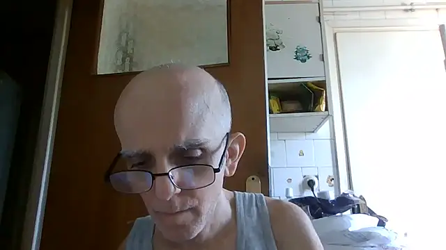 Snapshot of mariusica1@xh chatting on 06-14-26, 02:29 mariusica1xh online show from 06-14-26, 02:29