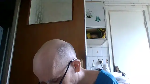 Snapshot of mariusica1@xh chatting on 06-10-26, 02:07 mariusica1xh online show from 06-10-26, 02:07
