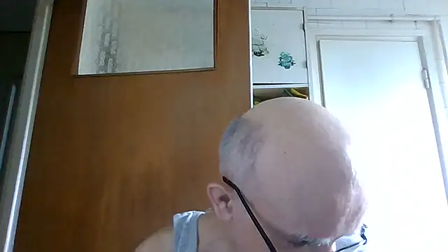 Snapshot of mariusica1@xh chatting on 06-21-26, 09:37 mariusica1xh online show from 06-21-26, 09:37