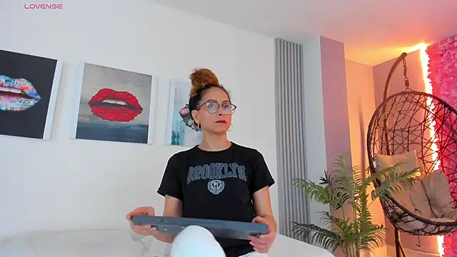 Snapshot of Angela_donnato chatting on 02-28-25, 03:15 Angela donnato online show from 02-28-25, 03:15