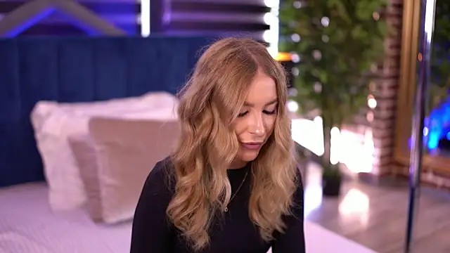 Snapshot of Adelleinne chatting on 01-10-25, 12:26 Adelleinne online show from 01-10-25, 12:26