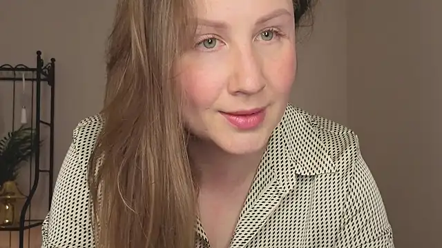 Snapshot of Helens_love chatting on 06-12-26, 02:53 Helens love online show from 06-12-26, 02:53