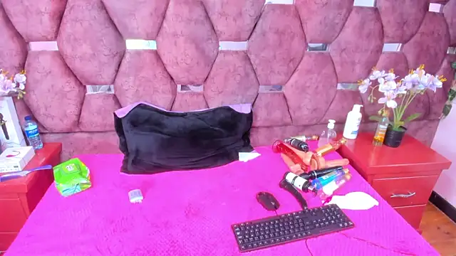 Snapshot of SaraLoveee_ chatting on 03-11-25, 06:08 SaraLoveee  online show from 03-11-25, 06:08