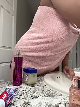 Snapshot of SexyHoneyRedd chatting on 02-06-25, 11:20 SexyHoneyRedd online show from 02-06-25, 11:20