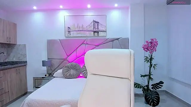 naomii campbell  online show from 10-14-25, 06:19