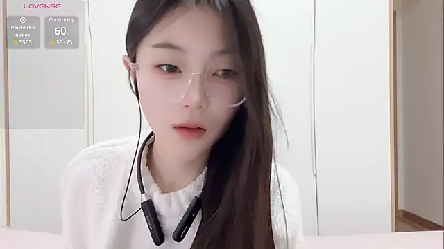 Snapshot of Sweet-Angel999 chatting on 02-17-25, 01:22 Sweet-Angel999 online show from 02-17-25, 01:22