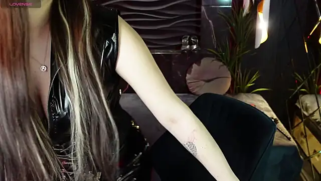 Snapshot of Lily_Moonlight chatting on 03-20-25, 10:32 Lily Moonlight online show from 03-20-25, 10:32