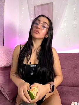 leila petitee  online show from 11-27-25, 01:22