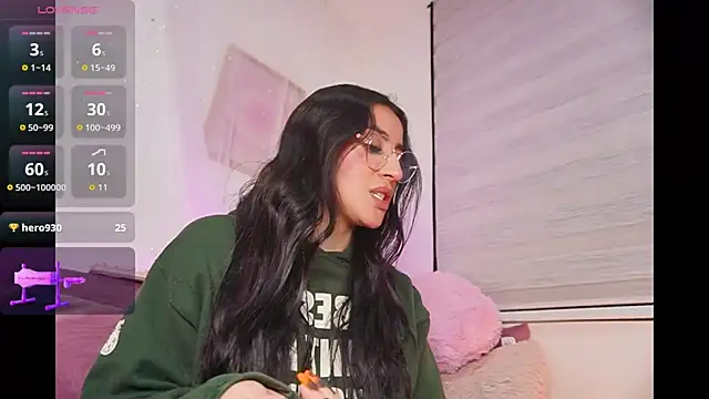 Snapshot of leila_petitee_ chatting on 10-12-25, 11:22 leila petitee online show from 10-12-25, 11:22