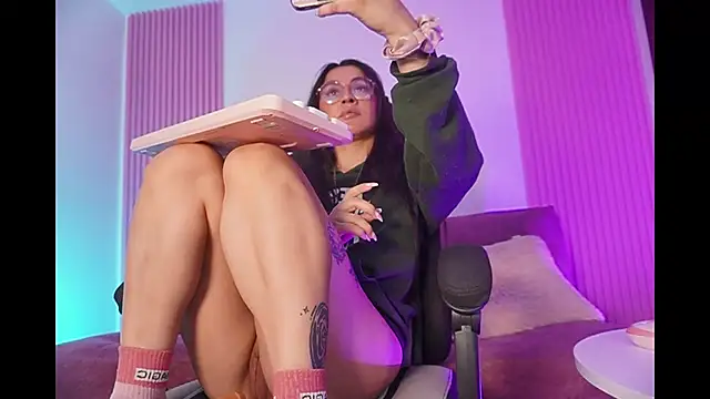 leila petitee  online show from 02-08-26, 02:15