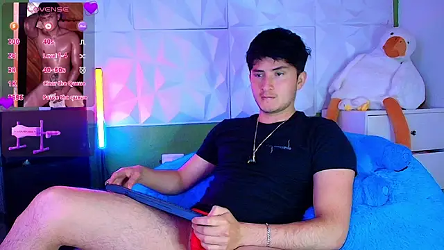 Snapshot of santyago_taylor chatting on 10-15-25, 07:00 santyago taylor online show from 10-15-25, 07:00
