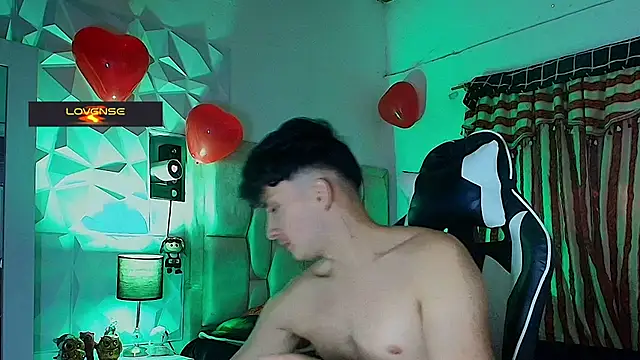 Snapshot of santyago_taylor chatting on 02-26-25, 10:15 santyago taylor online show from 02-26-25, 10:15
