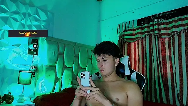 Snapshot of santyago_taylor chatting on 03-10-25, 10:13 santyago taylor online show from 03-10-25, 10:13