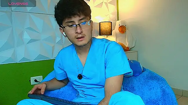 Snapshot of santyago_taylor chatting on 09-15-25, 06:30 santyago taylor online show from 09-15-25, 06:30