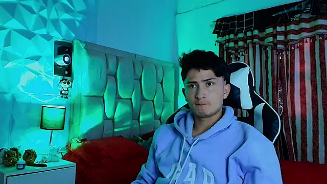 Snapshot of santyago_taylor chatting on 03-17-25, 06:32 santyago taylor online show from 03-17-25, 06:32