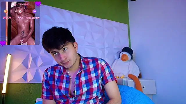Snapshot of santyago_taylor chatting on 10-10-25, 06:42 santyago taylor online show from 10-10-25, 06:42