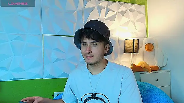 Snapshot of santyago_taylor chatting on 09-17-25, 07:27 santyago taylor online show from 09-17-25, 07:27