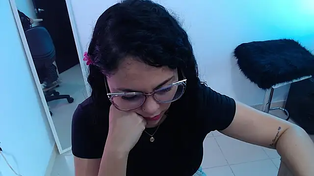 Snapshot of Mailywindsor chatting on 03-04-25, 09:00 Mailywindsor online show from 03-04-25, 09:00