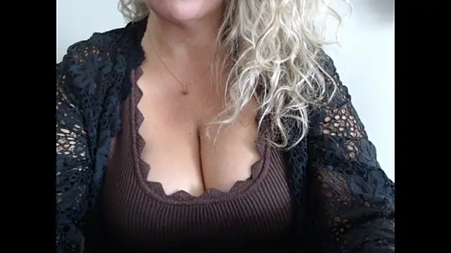 Snapshot of JenniLowen chatting on 06-11-26, 07:27 JenniLowen online show from 06-11-26, 07:27