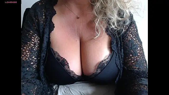 Snapshot of JenniLowen chatting on 07-02-26, 09:15 JenniLowen online show from 07-02-26, 09:15