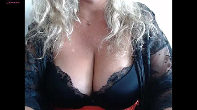 Snapshot of JenniLowen chatting on 06-28-26, 06:09 JenniLowen online show from 06-28-26, 06:09