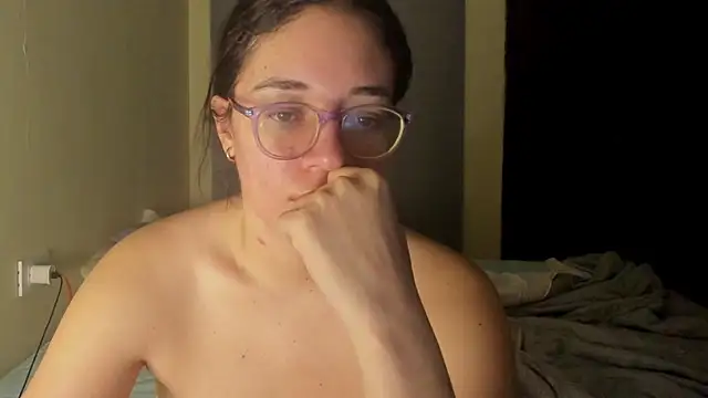 Snapshot of atenas_05_ chatting on 06-17-26, 09:30 atenas 05 online show from 06-17-26, 09:30