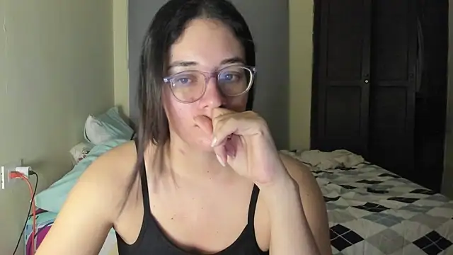 Snapshot of atenas_05_ chatting on 06-14-26, 06:03 atenas 05 online show from 06-14-26, 06:03