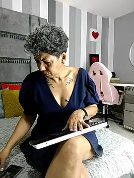 Julianewell online show from 12-01-25, 12:39