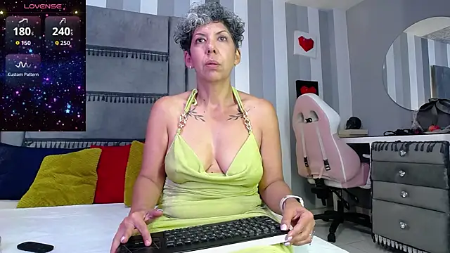 Julianewell online show from 05-29-26, 12:22