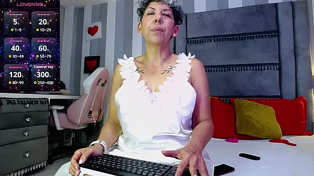 Julianewell online show from 05-08-26, 12:31