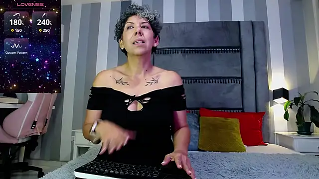 Julianewell online show from 04-30-26, 12:23