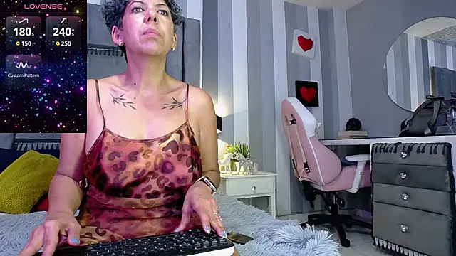 Julianewell online show from 06-04-26, 12:21