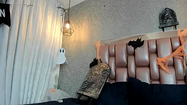 KOURTNEY-- online show from 10-23-25, 02:10