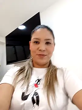 Snapshot of _Peach1_ chatting on 04-24-26, 01:57 Peach1 online show from 04-24-26, 01:57
