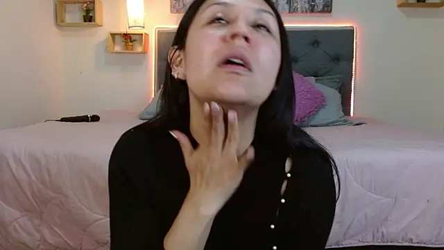 mia aira online show from 11-28-25, 04:07