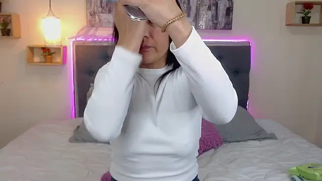 mia aira online show from 10-25-25, 03:12