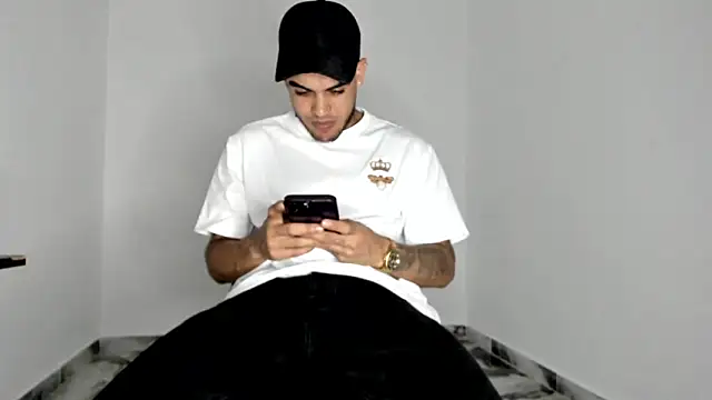 Snapshot of mikee_scooth chatting on 05-08-26, 05:50 mikee scooth online show from 05-08-26, 05:50