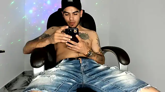 Snapshot of mikee_scooth chatting on 06-11-26, 08:28 mikee scooth online show from 06-11-26, 08:28