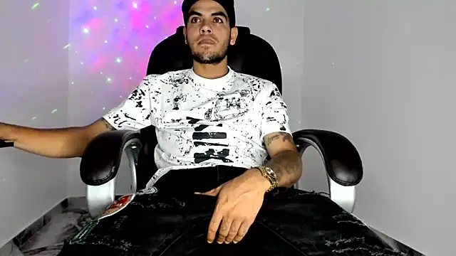 Snapshot of mikee_scooth chatting on 06-11-26, 08:22 mikee scooth online show from 06-11-26, 08:22