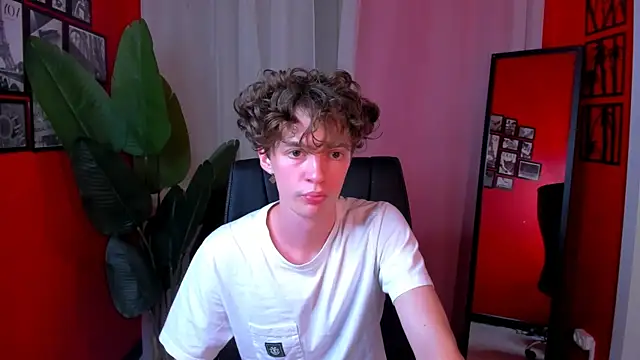 Snapshot of LukeSweet chatting on 06-23-26, 04:05 LukeSweet online show from 06-23-26, 04:05