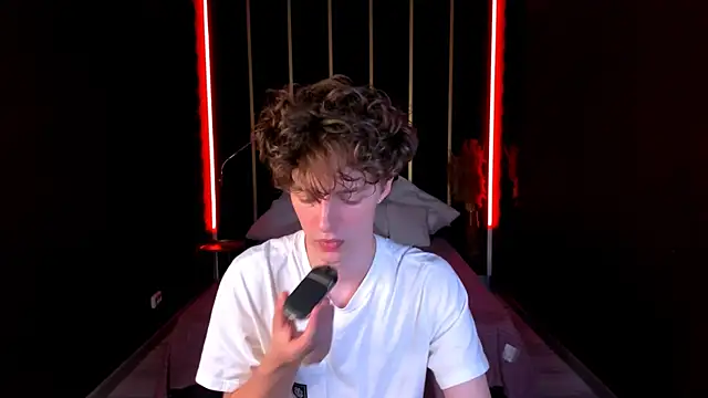 Snapshot of LukeSweet chatting on 06-30-26, 01:11 LukeSweet online show from 06-30-26, 01:11
