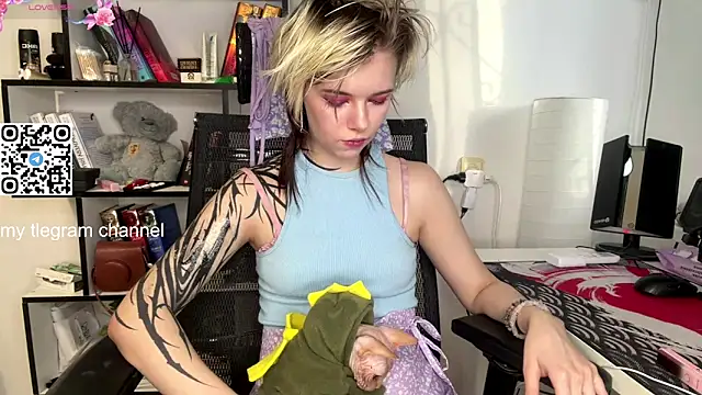 Snapshot of EngelAlman chatting on 02-04-26, 06:19 EngelAlman online show from 02-04-26, 06:19