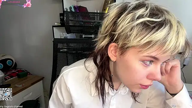 Snapshot of EngelAlman chatting on 02-07-26, 07:16 EngelAlman online show from 02-07-26, 07:16