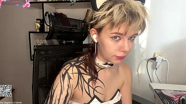 Snapshot of EngelAlman chatting on 02-11-26, 06:57 EngelAlman online show from 02-11-26, 06:57