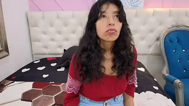 karolinee 66  online show from 05-26-26, 04:32