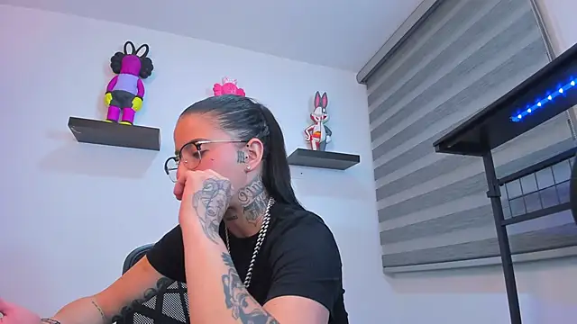 Snapshot of Gangster_Girl chatting on 11-28-25, 03:39 Gangster Girl online show from 11-28-25, 03:39