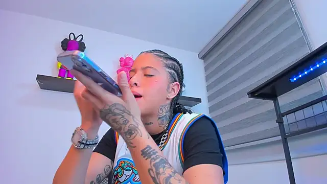 Snapshot of Gangster_Girl chatting on 11-04-25, 02:26 Gangster Girl online show from 11-04-25, 02:26