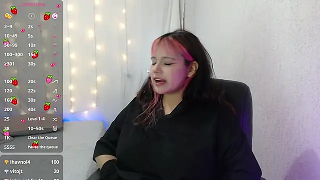 Snapshot of mixie_cute chatting on 12-20-24, 01:14 mixie cute online show from 12-20-24, 01:14