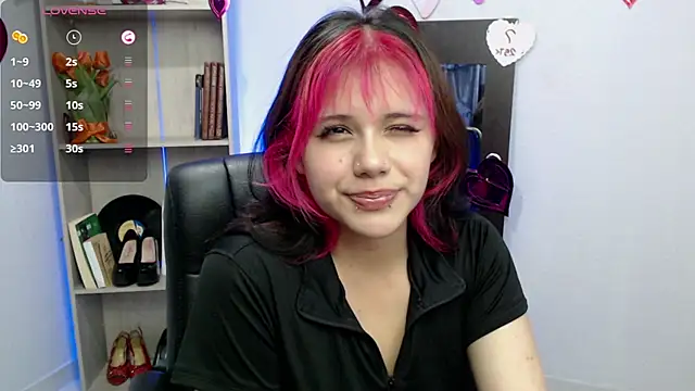 Snapshot of mixie_cute chatting on 02-20-25, 08:14 mixie cute online show from 02-20-25, 08:14