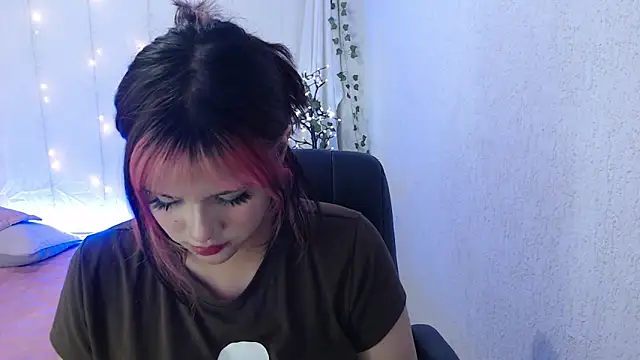 Snapshot of mixie_cute chatting on 01-06-25, 10:15 mixie cute online show from 01-06-25, 10:15